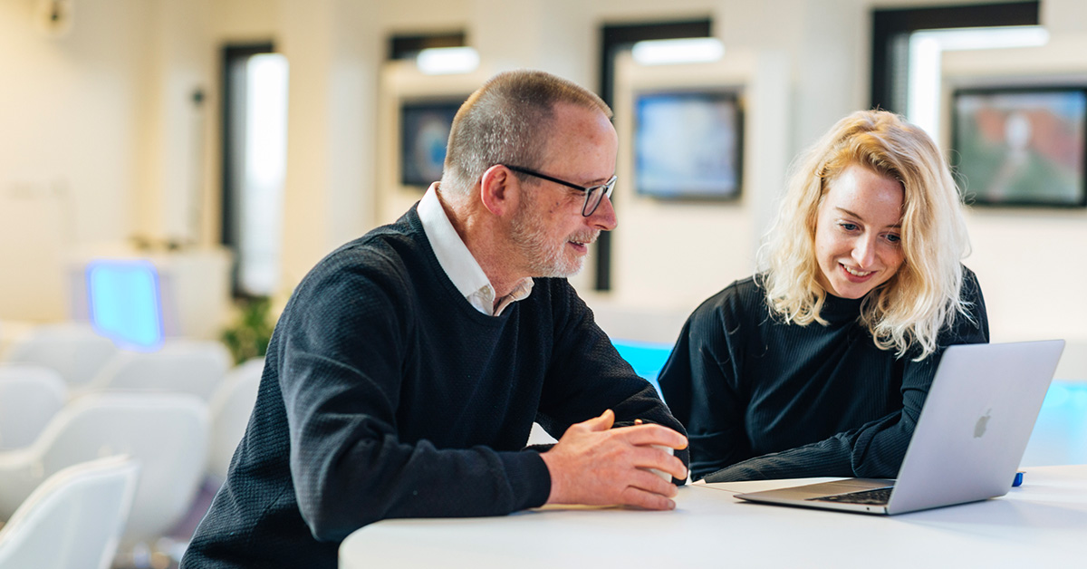 Twee medewerkers maken gebruik van een LMS op kantoor